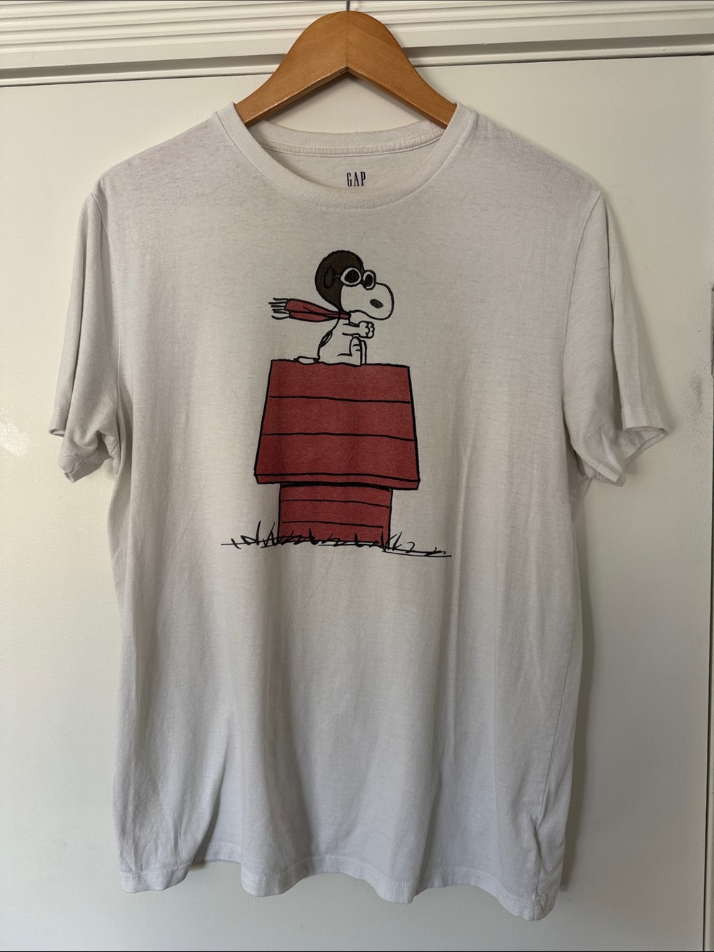 GAP White Short-Sleeve Tee with Red Doghouse Snoopy Graphic